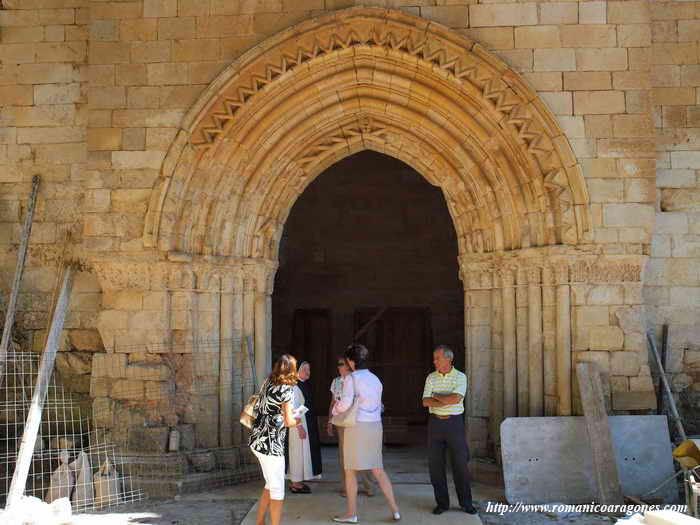 Portada de acceso en el edificio adosado al norte del templo